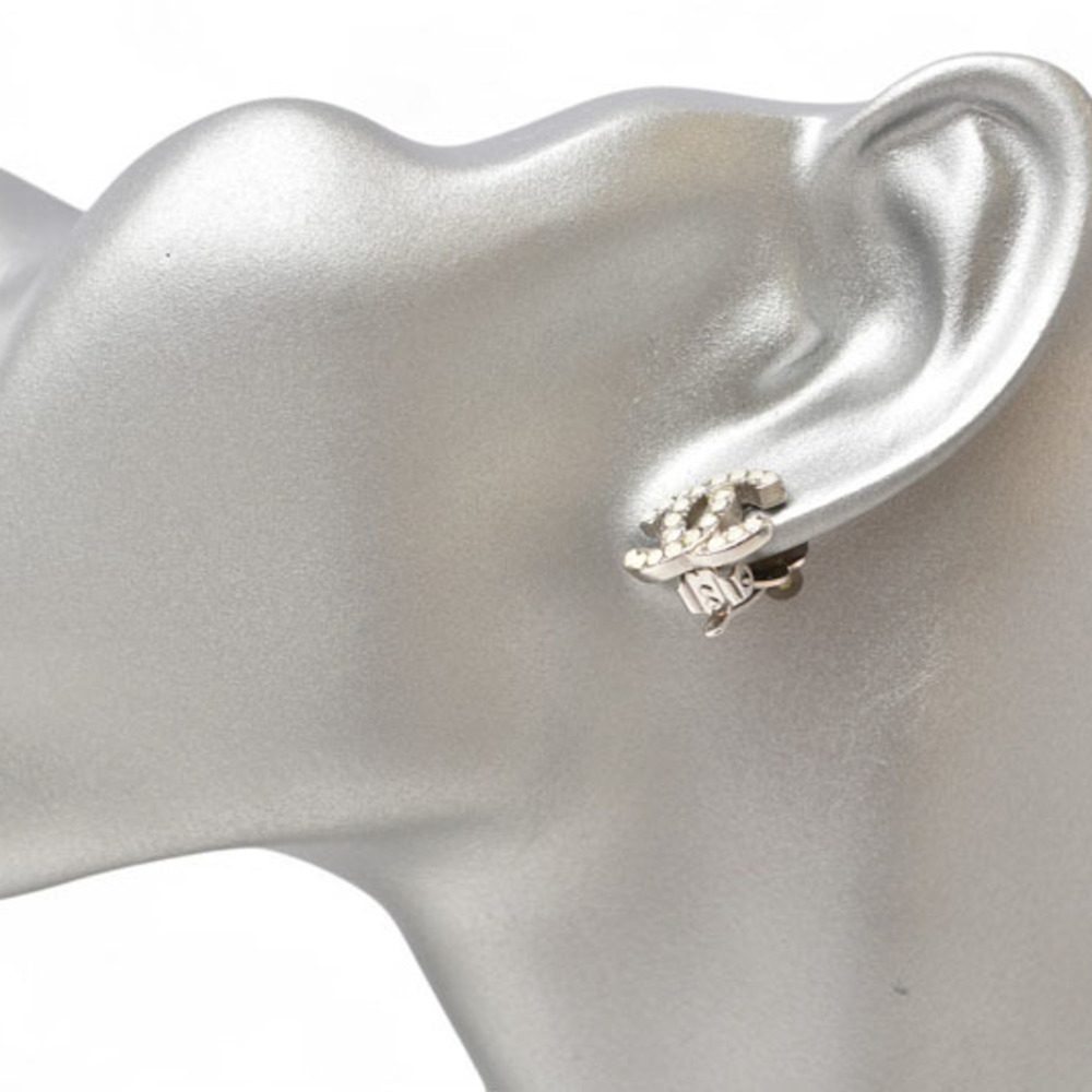 CHANEL Authentic White Earrings - Picture 4 of 7